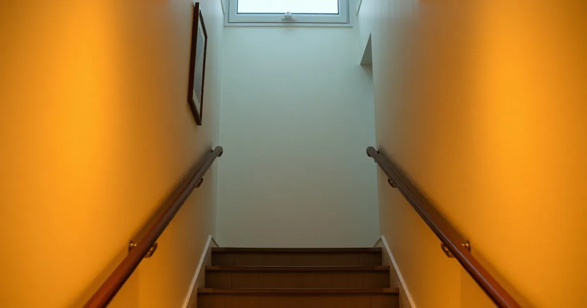 Éclairage d'escalier intérieur : spots ou LED, je te dis quoi choisir